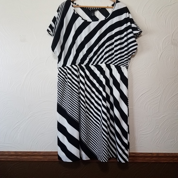Plus size 18/20 Lane Bryant stripe dress NWT - Picture 2 of 8